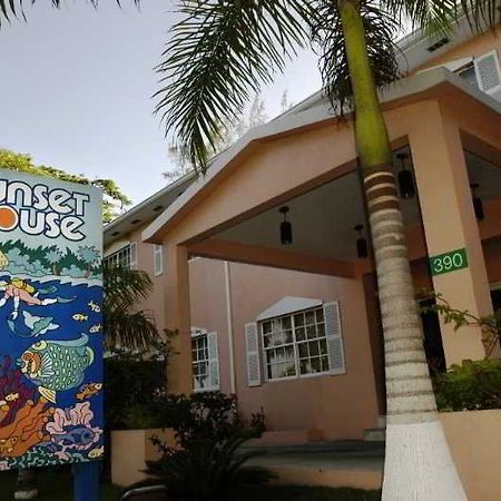 Отель Sunset House Джорджтаун Экстерьер фото